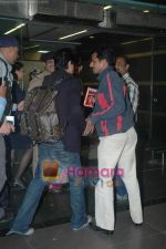 Shahrukh Khan leave for South Africa concert in Mumbai Airport on 8th Jan 2011 (9).JPG